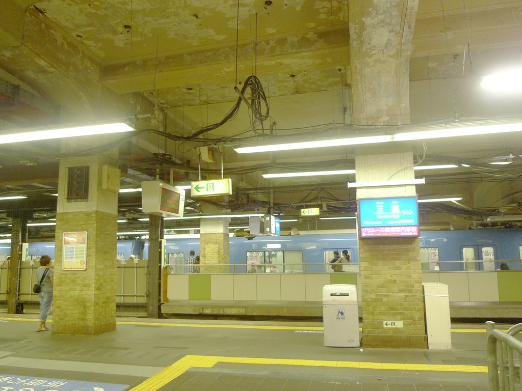 改装中の阪神三宮 / Sannomiya, 2011 3
