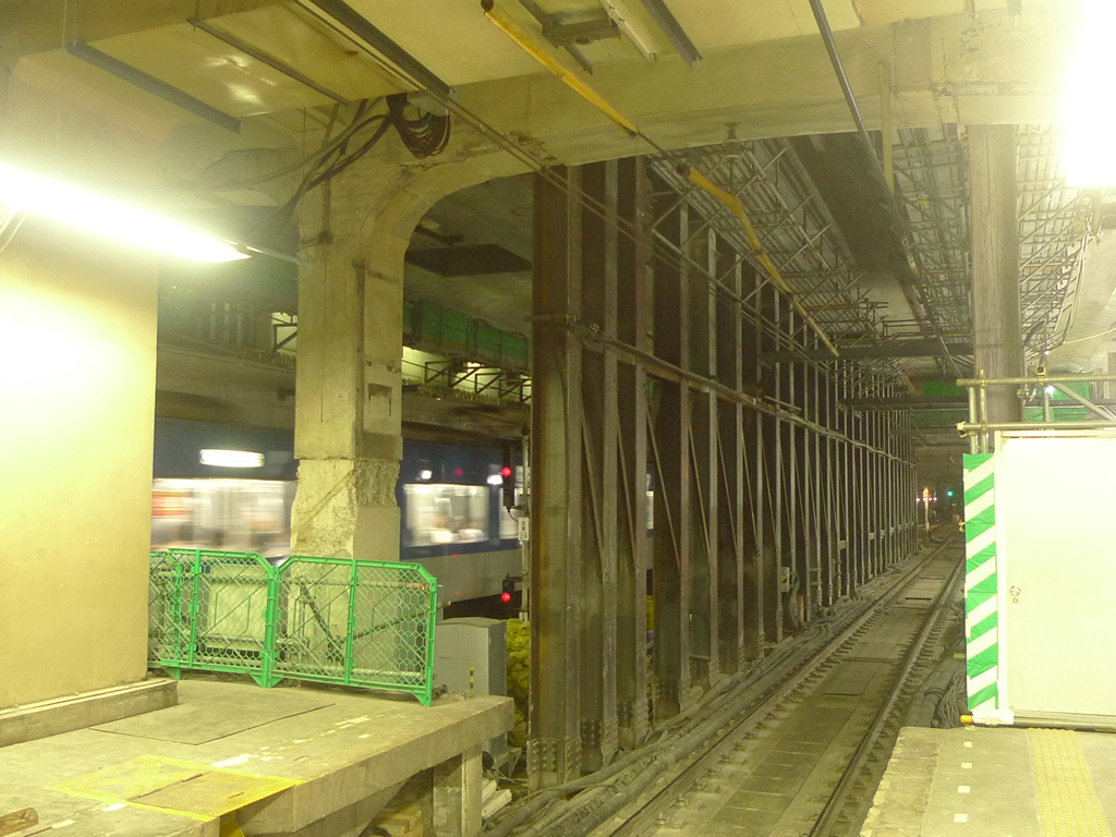 改装中の阪神三宮 / Sannomiya, 2011 6