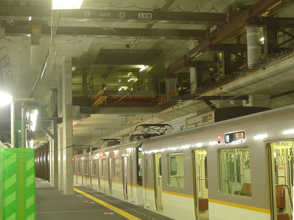 改装中の阪神三宮 / Sannomiya, 2011 8
