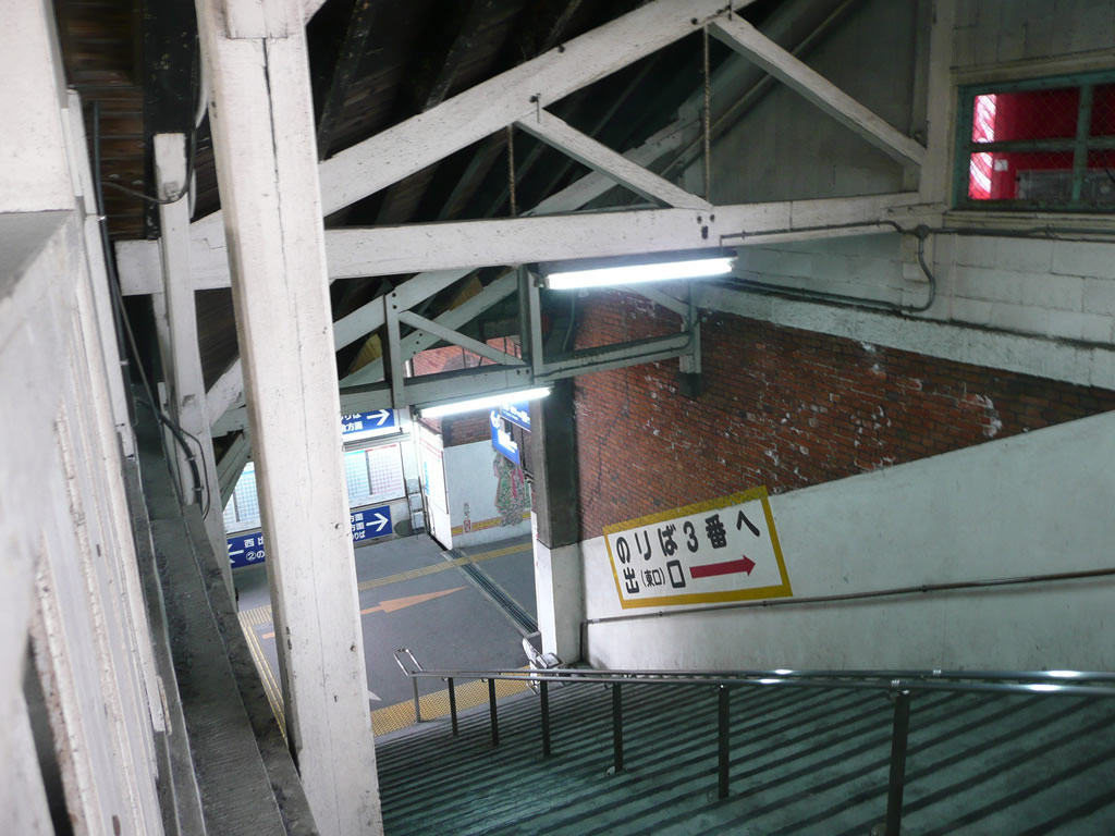 JR折尾駅: funini.com / Orio Station: funini.com 4