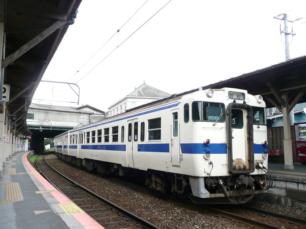 JR折尾駅: funini.com / Orio Station: funini.com 8