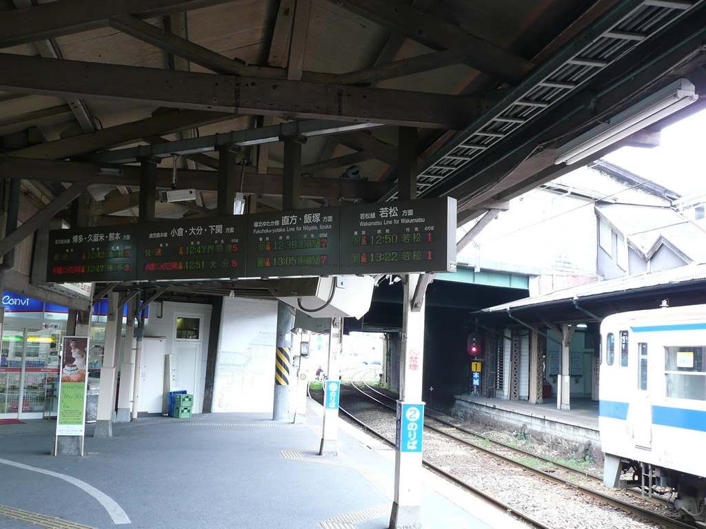 JR折尾駅: funini.com / Orio Station: funini.com 10