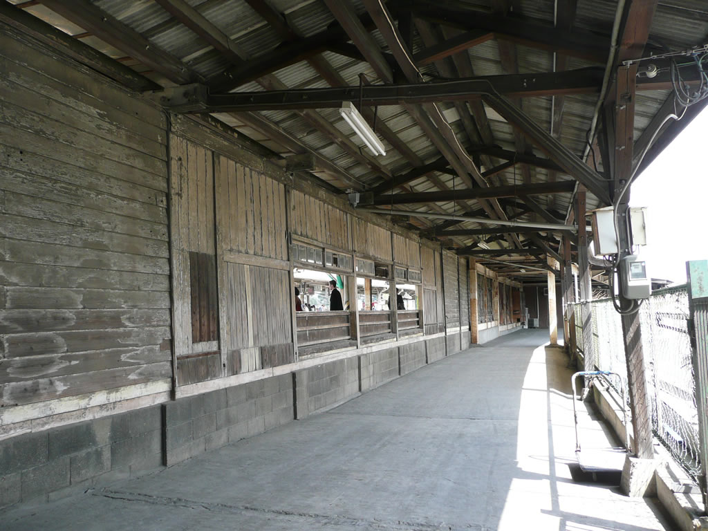 JR折尾駅: funini.com / Orio Station: funini.com 15