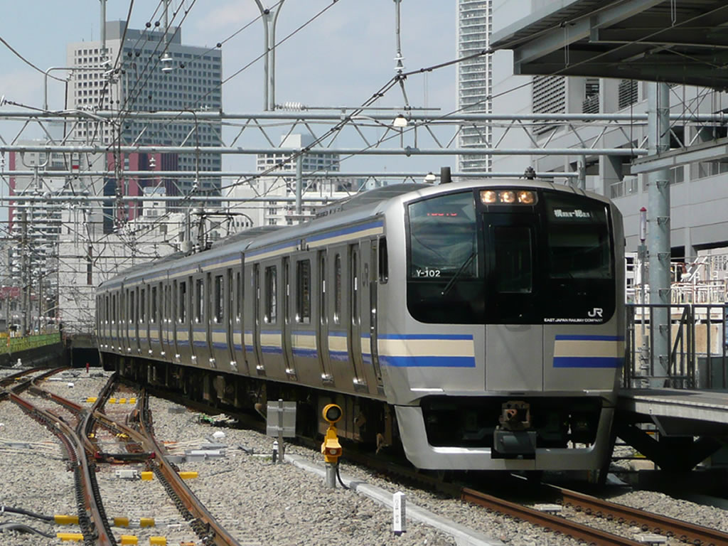E217系 / Every train set contains two double-decker special stock called `Green Car'. It provides better accomodation, requring extra charges. 4