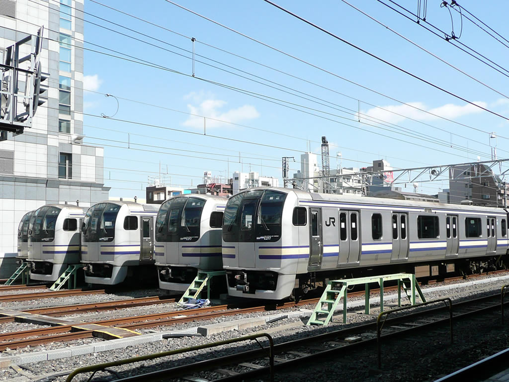 E217系 / Every train set contains two double-decker special stock called `Green Car'. It provides better accomodation, requring extra charges. 5