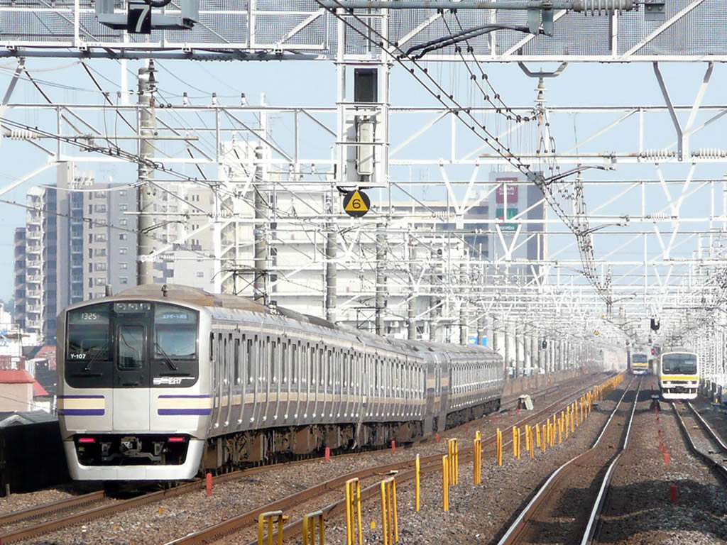 E217系 / Every train set contains two double-decker special stock called `Green Car'. It provides better accomodation, requring extra charges. 16