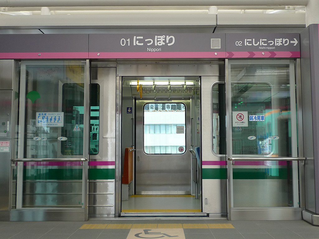 舎人ライナー・ホームドア / Doors on Toneri Liner 2