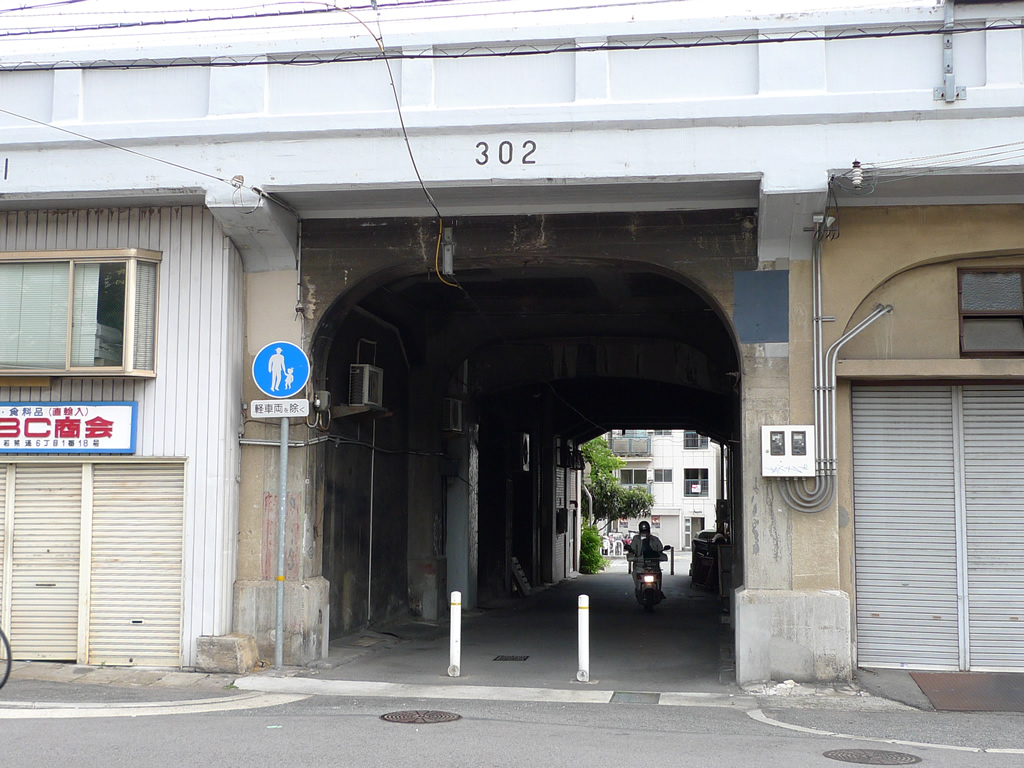 神戸・阪急高架下 / Under Hankyu, Kobe 8
